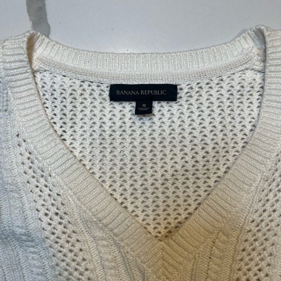Bana Republic V-Neck Cable knit Sweater - Picture 2 of 3